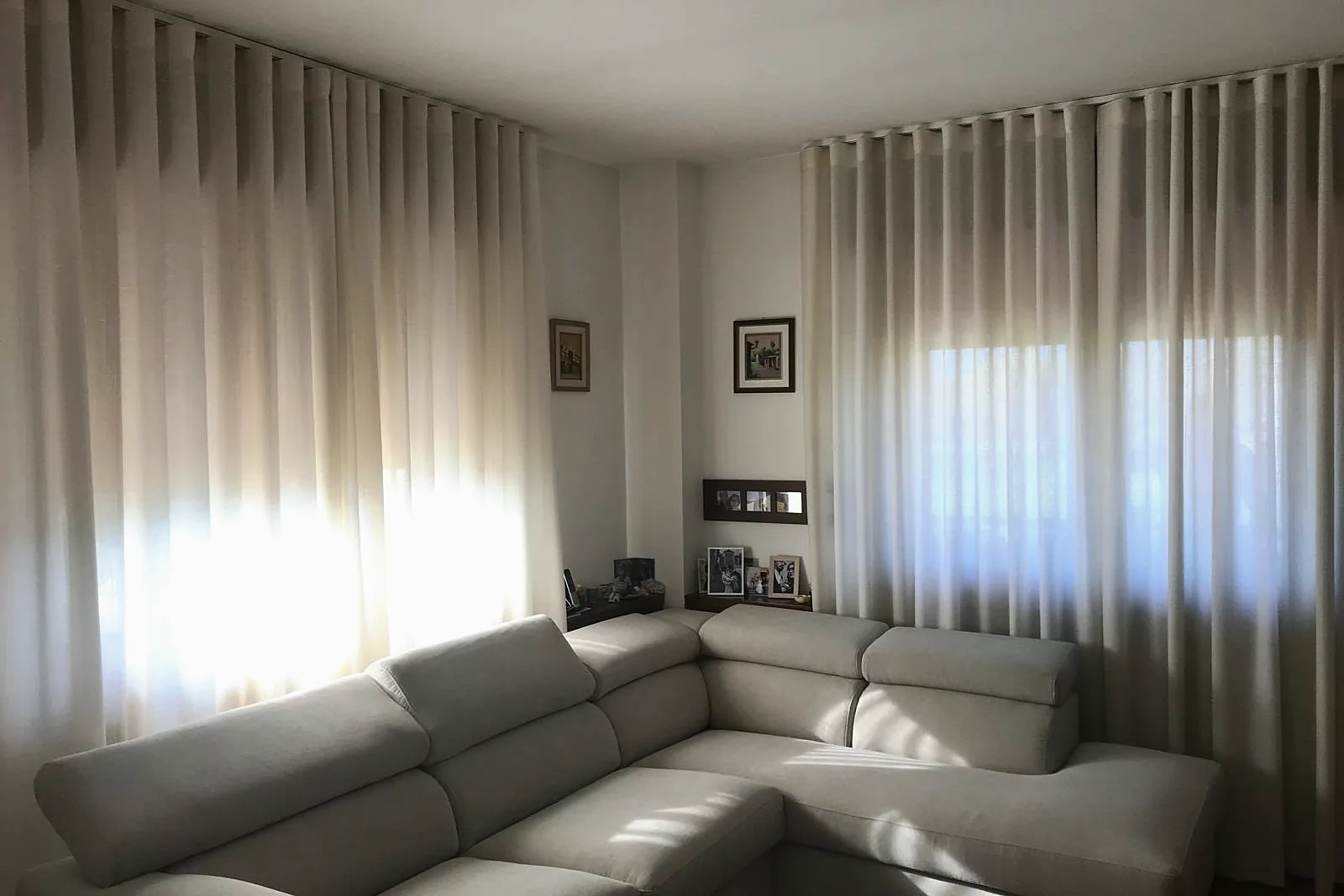 A single wave-pleat run turning the corner, living room
