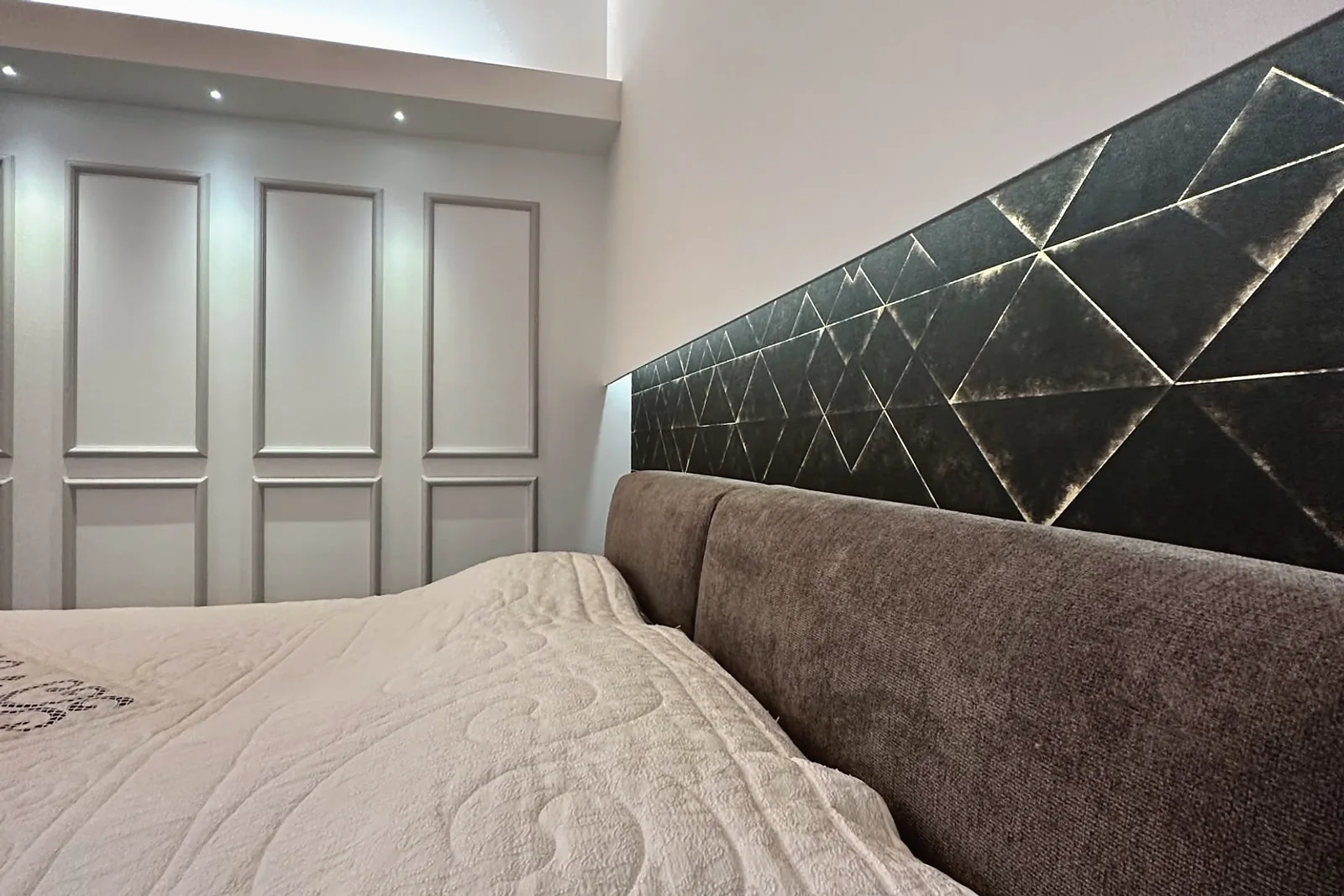 Wallcovering and decorative accents, living room
